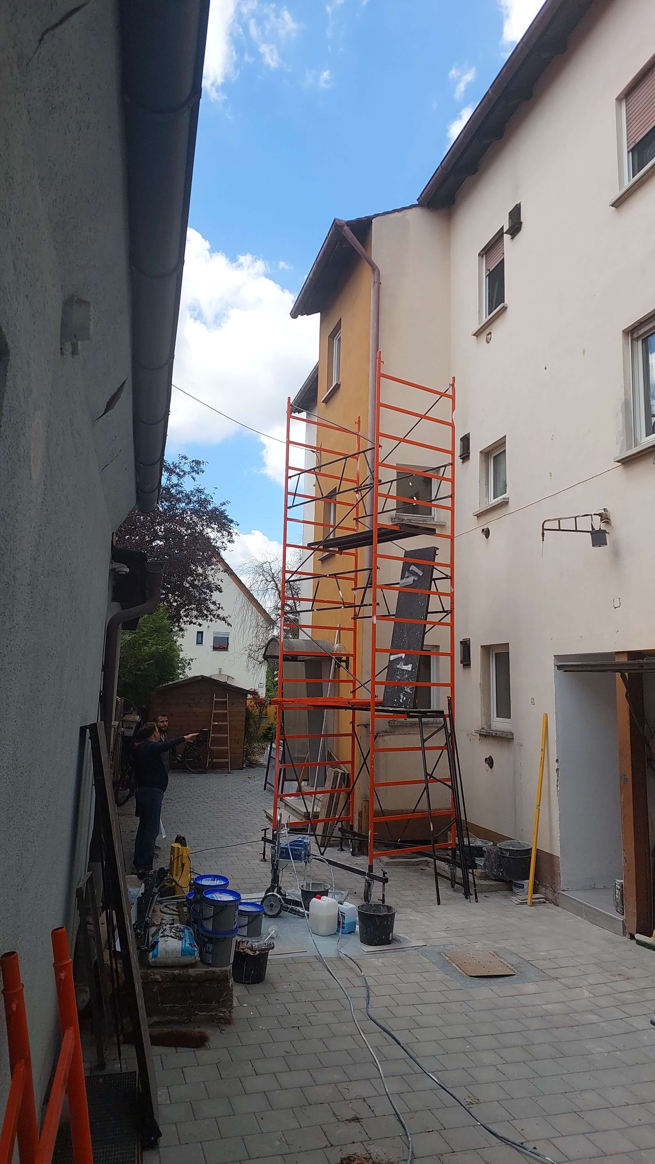 Rollgerüst im Einsatz bei Arbeiten in Bayern