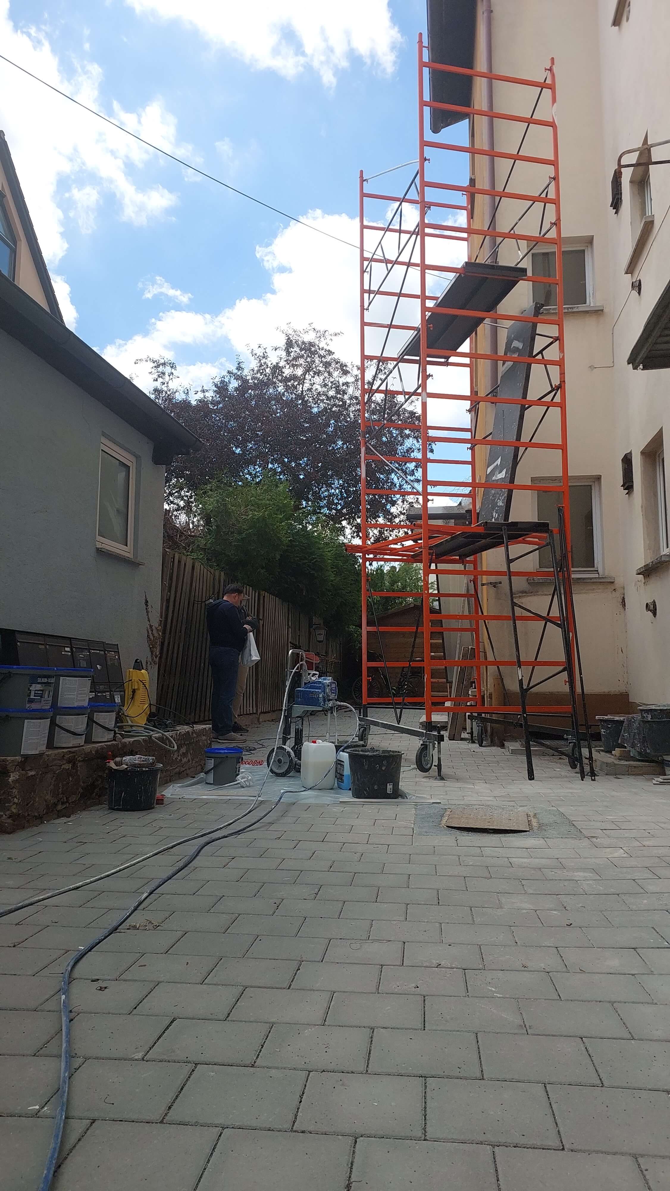 Rollgerüst im Einsatz bei Arbeiten in Bayern