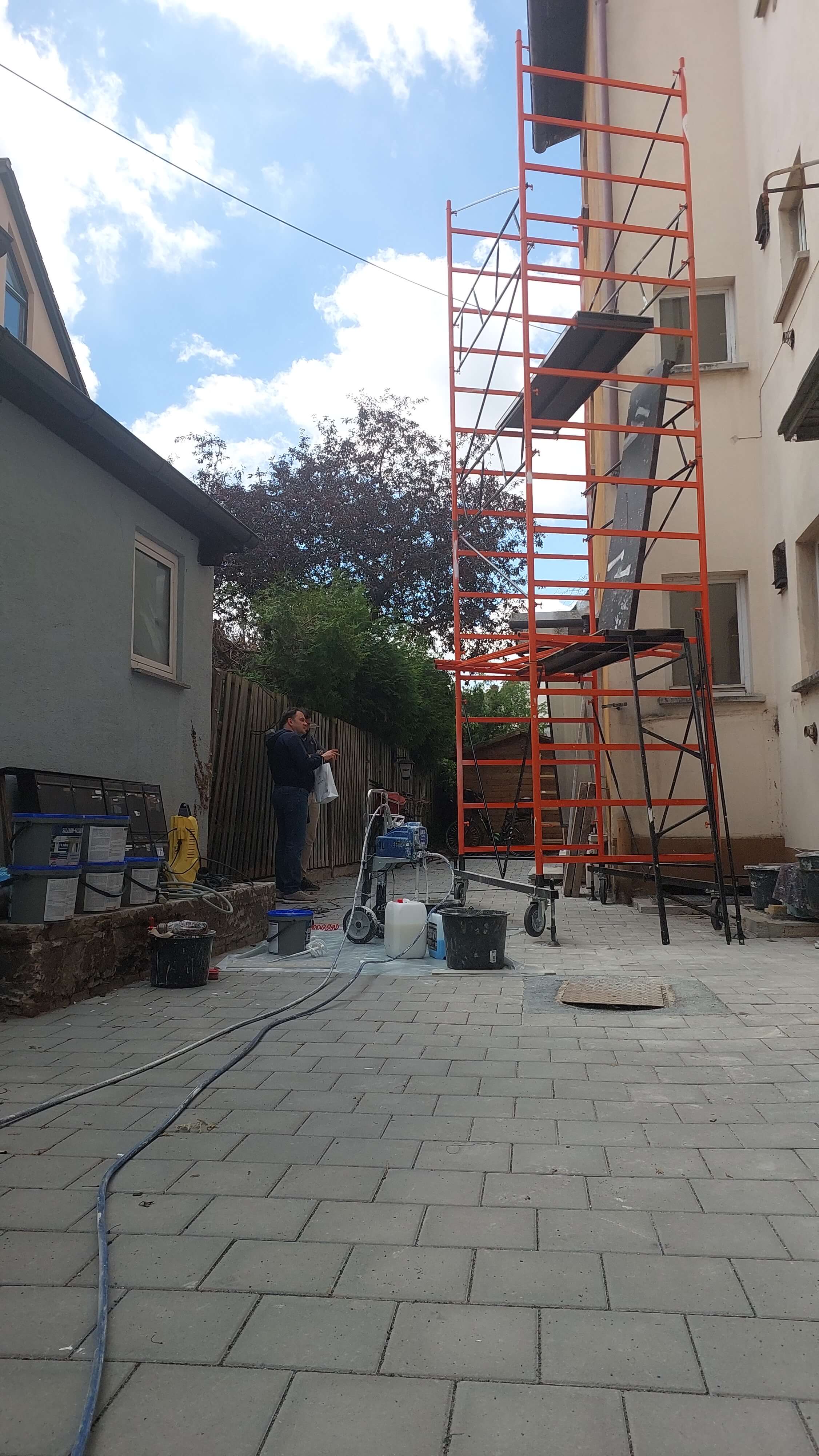 Rollgerüst im Einsatz bei Arbeiten in Bayern