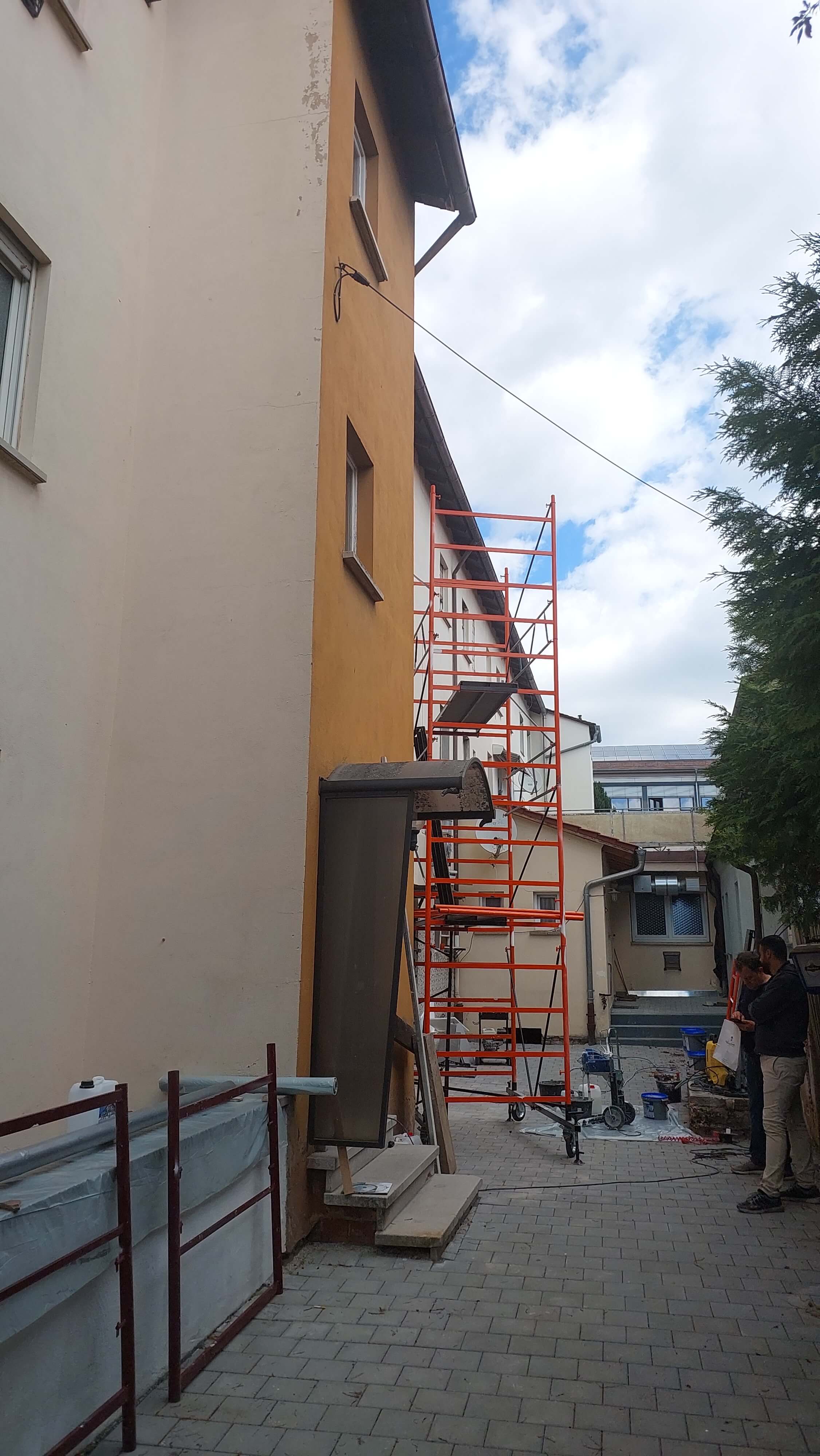 Rollgerüst im Einsatz bei Arbeiten in Bayern