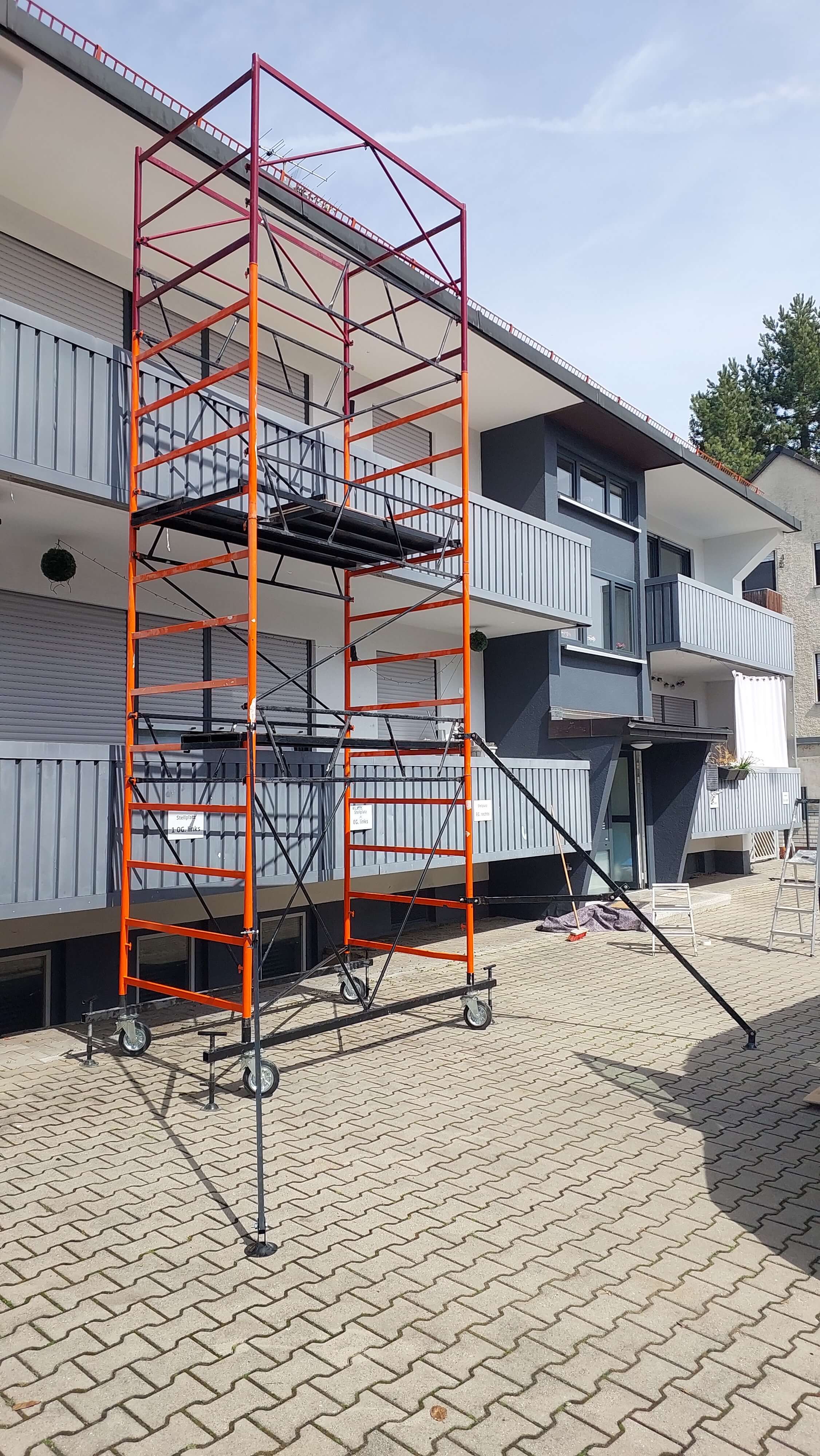 Rollgerüst im Einsatz bei Arbeiten in Bayern